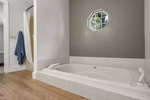 Bath - 535 Taneycomo Rd, Branson, MO 65616 photo 2 of 6