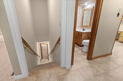 Entry Way - 980 W Rivendale Dr, Springfield, MO 65810 photo 2 of 3