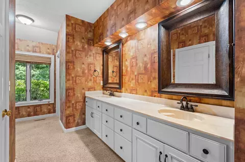 Bath - 980 W Rivendale Dr, Springfield, MO 65810 photo 2 of 7