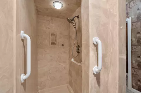 Bath - 980 W Rivendale Dr, Springfield, MO 65810 photo 3 of 7