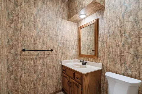 Bath - 980 W Rivendale Dr, Springfield, MO 65810 photo 1 of 7