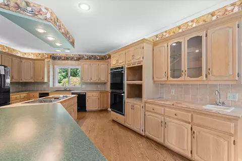 Kitchen - 980 W Rivendale Dr, Springfield, MO 65810 photo 3 of 6