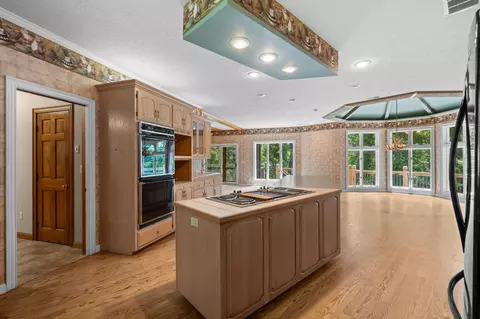 Kitchen - 980 W Rivendale Dr, Springfield, MO 65810 photo 5 of 6