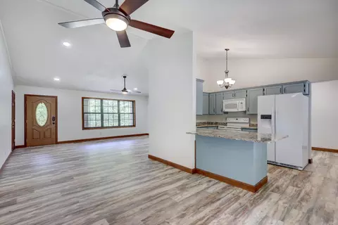 Living - 9003 Ginger Ln, Carthage, MO 64836 photo 4 of 5