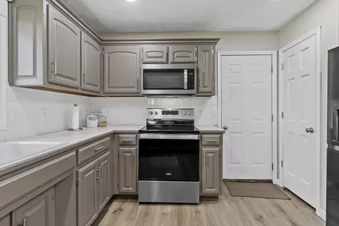 Kitchen - 5788 S Nettleton Ave, Springfield, MO 65810 photo 3 of 6