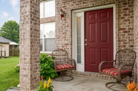 801 S Creekwood Ct, Nixa, MO 65714