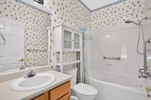 Bath - 1750 W Bennett St UNIT 10B, Springfield, MO 65807 photo 2 of 2