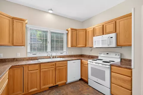 Kitchen - 1750 W Bennett St UNIT 10B, Springfield, MO 65807 photo 2 of 3