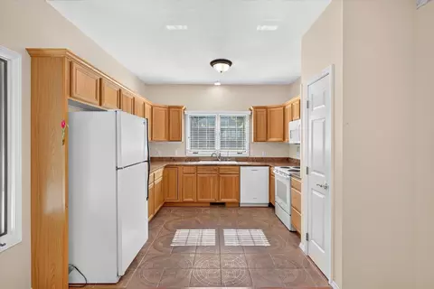 Kitchen - 1750 W Bennett St UNIT 10B, Springfield, MO 65807 photo 1 of 3