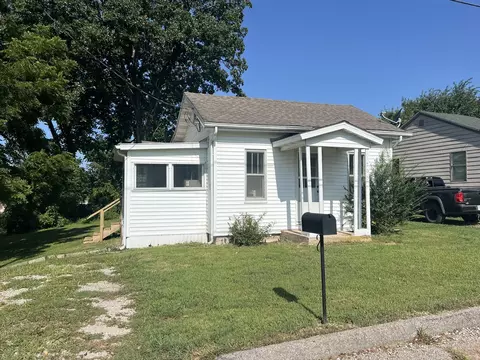 205 N Ash St, Willow Springs, MO 65793