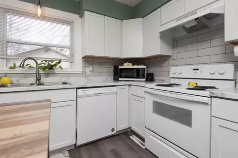 Kitchen - 1014 W Woodland Dr, Republic, MO 65738 photo 4 of 5