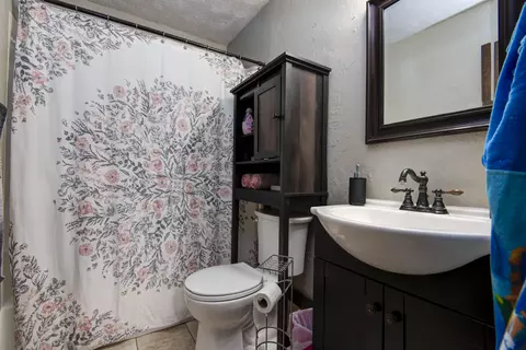 Bath - 1014 W Woodland Dr, Republic, MO 65738 photo 2 of 2