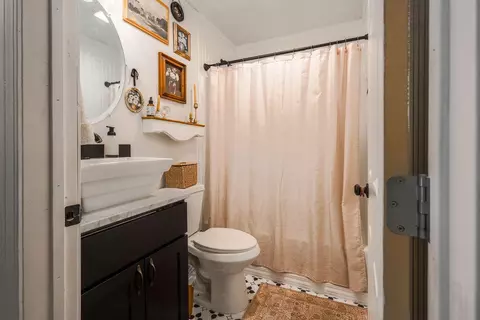 Bath - 1012 E Lynn St, Springfield, MO 65802 photo 2 of 2