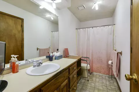Bath - 3602 S Linden Ave, Springfield, MO 65804 photo 2 of 2