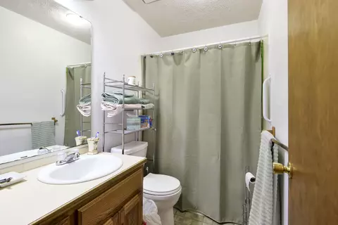 Bath - 3602 S Linden Ave, Springfield, MO 65804 photo 1 of 2