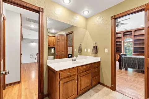 Bath - 5151 S Aleshire Ct, Springfield, MO 65804 photo 7 of 8