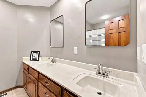 Bath - 5151 S Aleshire Ct, Springfield, MO 65804 photo 5 of 8
