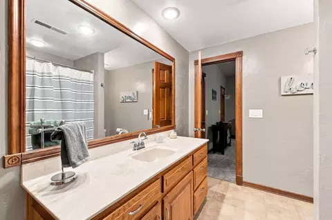 Bath - 5151 S Aleshire Ct, Springfield, MO 65804 photo 8 of 8