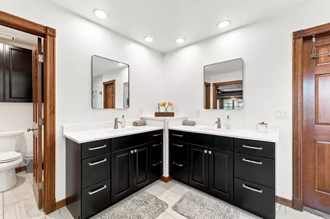 Bath - 5151 S Aleshire Ct, Springfield, MO 65804 photo 2 of 8