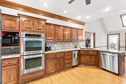 Kitchen - 5151 S Aleshire Ct, Springfield, MO 65804 photo 4 of 6