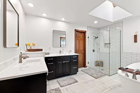 Bath - 5151 S Aleshire Ct, Springfield, MO 65804 photo 1 of 8