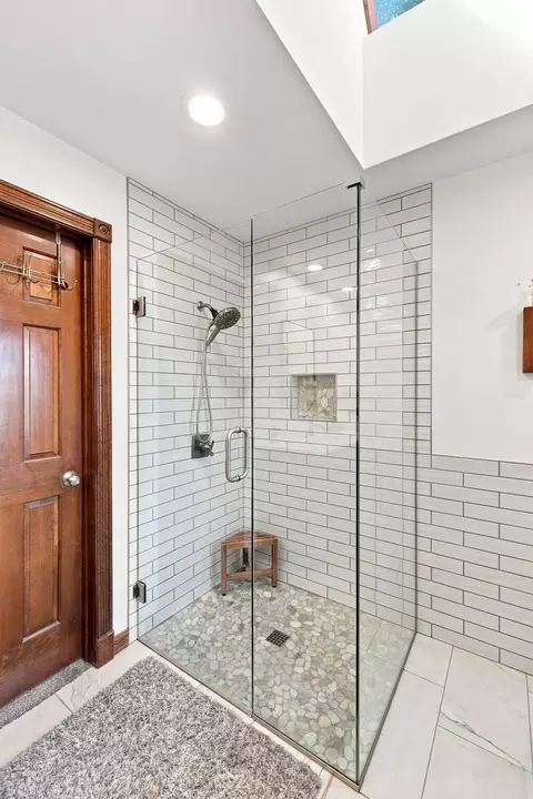 Bath - 5151 S Aleshire Ct, Springfield, MO 65804 photo 4 of 8