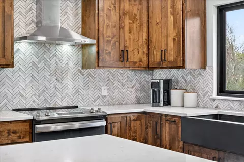 Kitchen - 493 Spring Creek Rd, Clever, MO 65631 photo 5 of 7