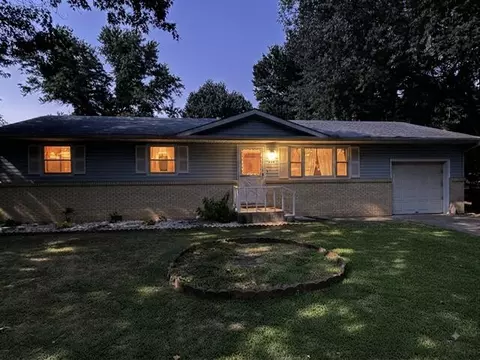 463 W Pearl St, Aurora, MO 65605