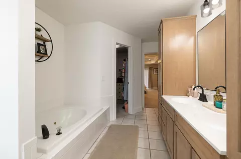 Bath - 648 E Lakewood Pl, Springfield, MO 65810 photo 3 of 5
