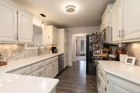 Kitchen - 648 E Lakewood Pl, Springfield, MO 65810 photo 3 of 4