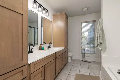 Bath - 648 E Lakewood Pl, Springfield, MO 65810 photo 1 of 5