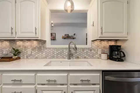 Kitchen - 648 E Lakewood Pl, Springfield, MO 65810 photo 2 of 4