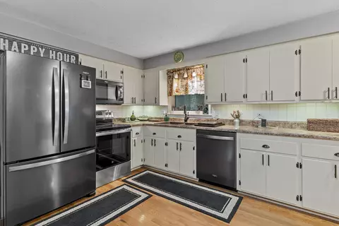 Kitchen - 782 W Deerfield St, Springfield, MO 65807 photo 2 of 4