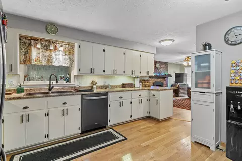 Kitchen - 782 W Deerfield St, Springfield, MO 65807 photo 3 of 4
