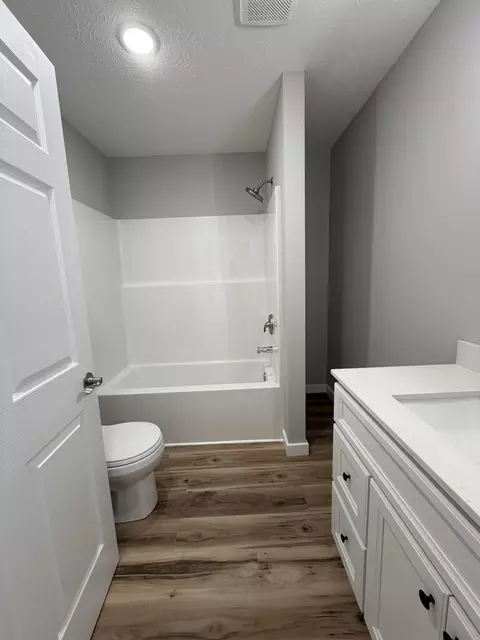 Bath - 824 Birch St, Buffalo, MO 65622 photo 2 of 2