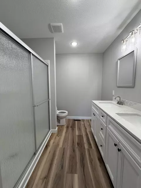 Bath - 824 Birch St, Buffalo, MO 65622 photo 1 of 2