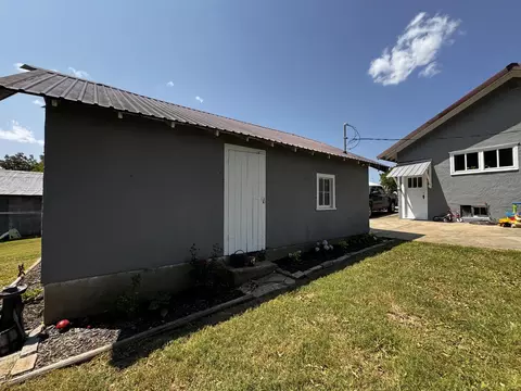 Exterior - 827 Main St, Cabool, MO 65689 photo 13 of 15