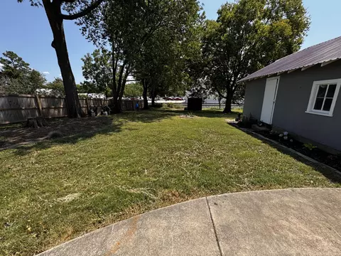 Exterior - 827 Main St, Cabool, MO 65689 photo 9 of 15