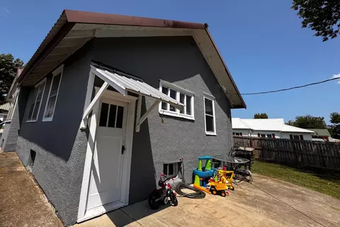Exterior - 827 Main St, Cabool, MO 65689 photo 4 of 15
