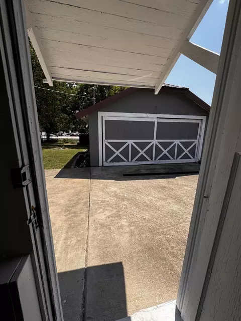 Exterior - 827 Main St, Cabool, MO 65689 photo 8 of 15