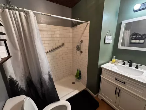 Bath - 827 Main St, Cabool, MO 65689 photo 5 of 6