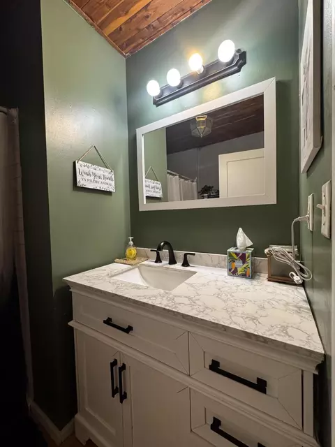 Bath - 827 Main St, Cabool, MO 65689 photo 2 of 6