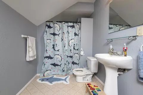 Bath - 4810 S Warwick Ave, Springfield, MO 65804 photo 2 of 2