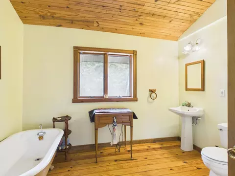 Bath - 12283 Stave Mill Rd, Cabool, MO 65689 photo 3 of 5