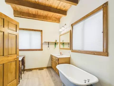 Bath - 12283 Stave Mill Rd, Cabool, MO 65689 photo 2 of 5