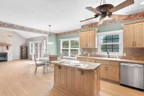 Kitchen - 5072 E Hedgerow Dr, Springfield, MO 65802 photo 5 of 5