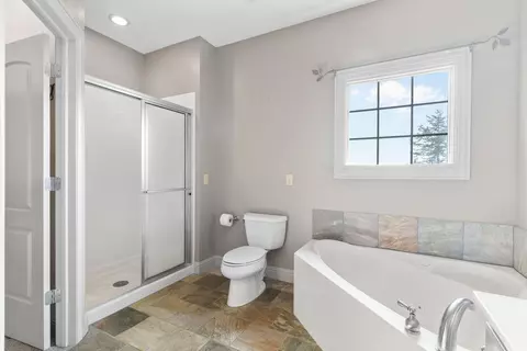 Bath - 5072 E Hedgerow Dr, Springfield, MO 65802 photo 3 of 6