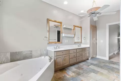 Bath - 5072 E Hedgerow Dr, Springfield, MO 65802 photo 4 of 6