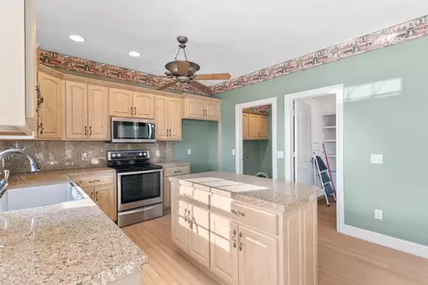 Kitchen - 5072 E Hedgerow Dr, Springfield, MO 65802 photo 4 of 5