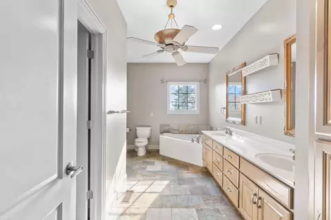 Bath - 5072 E Hedgerow Dr, Springfield, MO 65802 photo 1 of 6